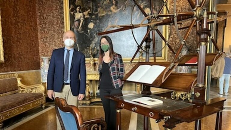 Giornata mondiale del Libro – in mostra a Palazzo Reale di Napoli il leggio restaurato della regina Maria Carolina