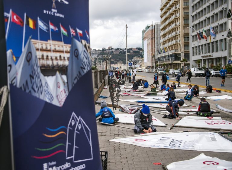 Vela, domani al Circolo Savoia inizia il 30° Trofeo Campobasso. Nel golfo una festa di colori per 200 skipper di 14 nazioni